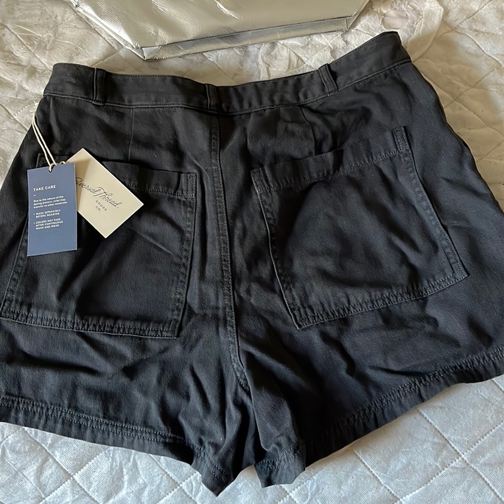 Universal Threads never worn high waisted shorts